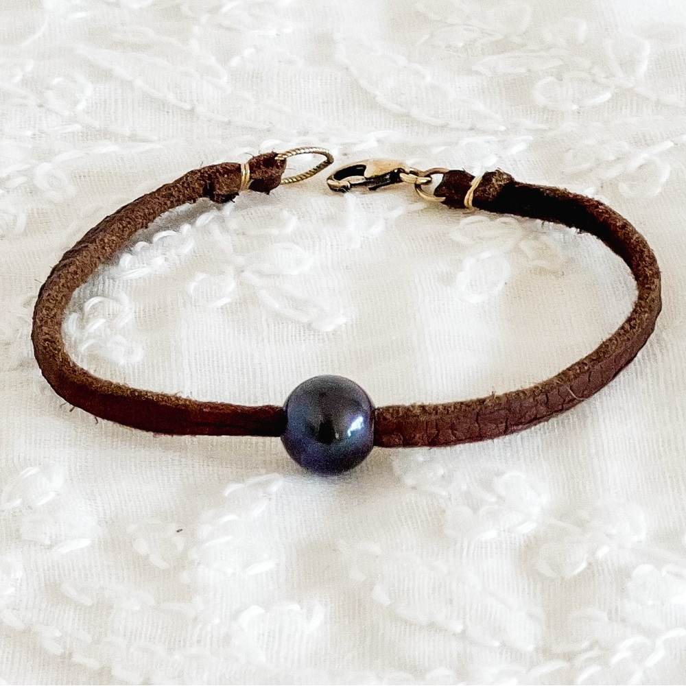Boho Chic Brown Suede Bracelet with Pearlized Bead